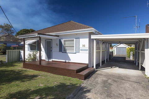 Camelot Cottage - Southport Accommodation 0