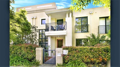 Campbelltown Most Sought After Park Central Home - Southport Accommodation 0
