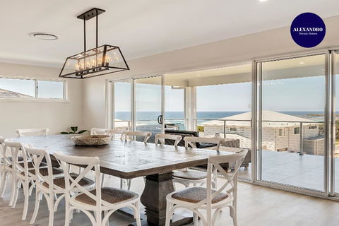 Casa Bel - Brand New Mansion - Min From Beach - Southport Accommodation 2
