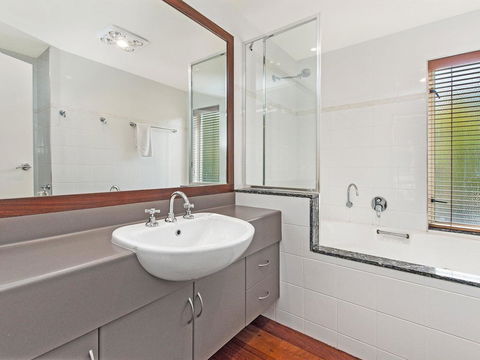 CASTWOOD VILLA No. 1 - Southport Accommodation 3