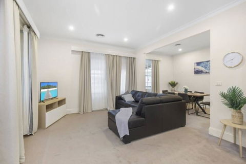 Central And Charming On Wallace - Southport Accommodation 0
