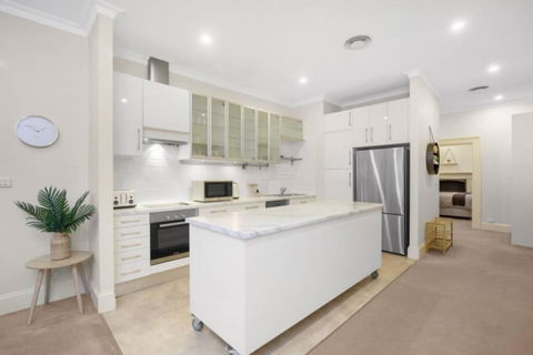 Central And Charming On Wallace - Southport Accommodation 1