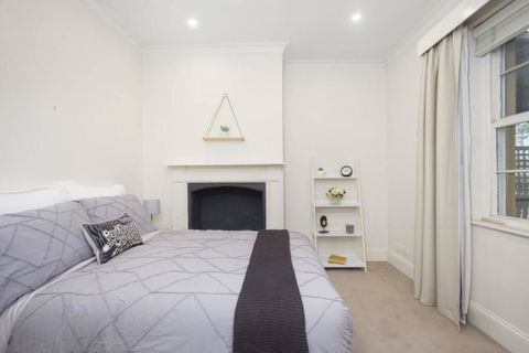 Central And Charming On Wallace - Southport Accommodation 3
