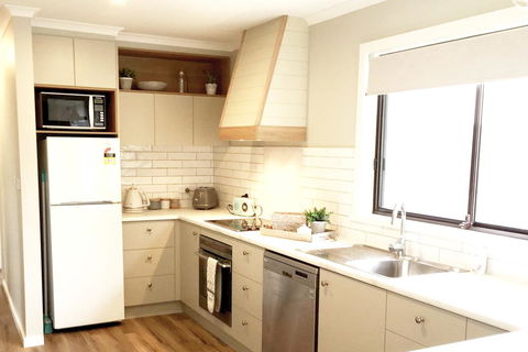 Charlottes Honor - River & Golf Cottage - Southport Accommodation 2