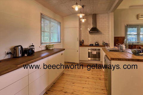 Cherry Blossom Cottage - Beechworth-Getaways - Southport Accommodation 1