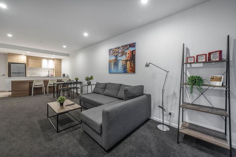 CITY APARTMENT And FREE CITY TOUR BUS NEARBY - Southport Accommodation 3