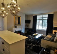 City Life Apartment-full kitchen  separate bedroom - Southport Accommodation