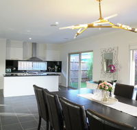 Classic 6BRM Villa in Melbourne - Southport Accommodation