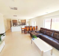 Comfortable 5BR House 6mins to Werribee Station.Great Ocean Road tourist stopover - Southport Accommodation