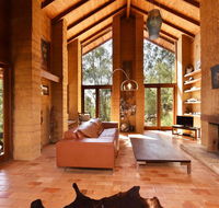 Corymbia Cottage - unique quirky private a guest favourite - Southport Accommodation