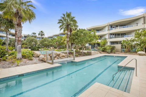 COTTON BEACH APARTMENT 33 WITH POOL VIEWS - Southport Accommodation 0