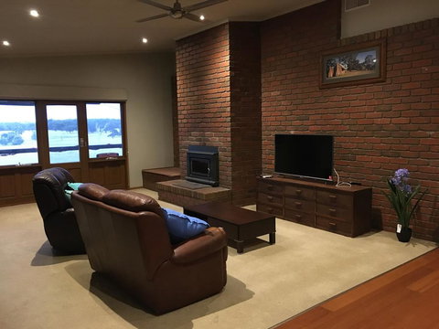 Country Farm House Close To Ballarat - Southport Accommodation 3