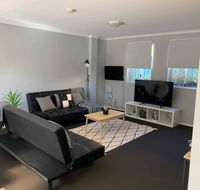 Cozy 3BR Townhouse in Liverpool CBD with parking - Southport Accommodation