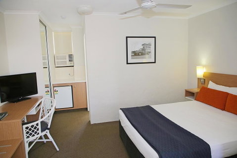 Darcy Arms Hotel Motel - Southport Accommodation 0