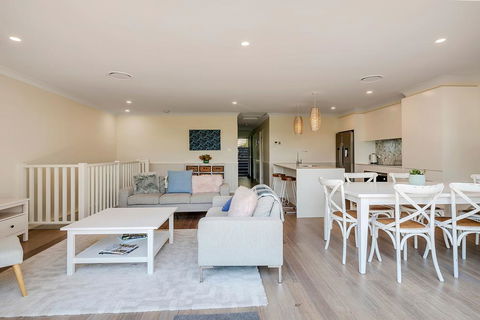 DESIGNER HOLIDAY BEACH PAD // 4 BED // COPA - Southport Accommodation 3