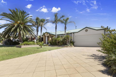 DIAMOND BAY RETREAT - SORRENTO - Southport Accommodation 2