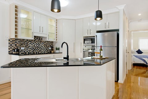 Dolphin Cove - Apt 5 - Accommodation Southport 3