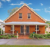 Eliza 1875 Red Brick Duplex Townhouse - Southport Accommodation