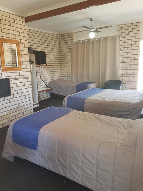 Emerald Tower Motor Inn - Southport Accommodation 3