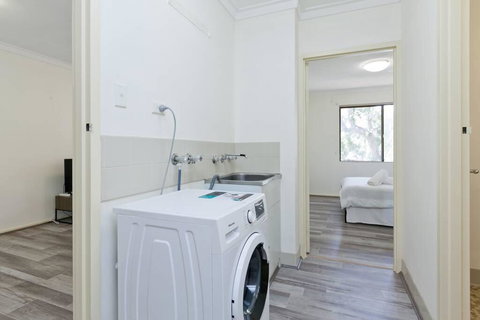 Fabulous Location Near Perth Zoo With Free Parking - Accommodation Southport 2