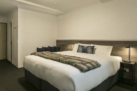 Falls Creek Hotel - Southport Accommodation 2