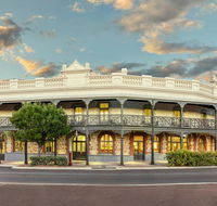 Farmers Home Hotel - Southport Accommodation