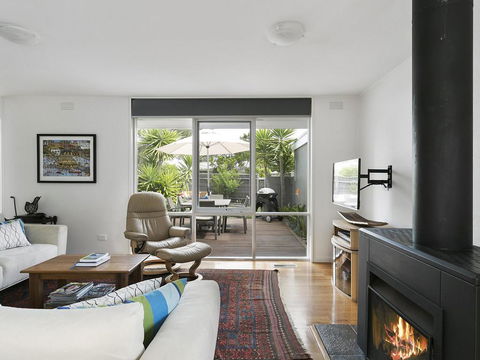 Front Beach Shack - Renovated House In A Quiet Location - Southport Accommodation 3