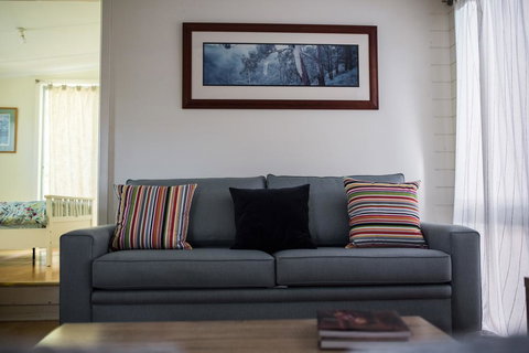 Funky Flat On Acreage - Accommodation Southport 1