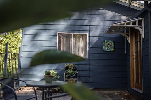 Funky Flat On Acreage - Accommodation Southport 0