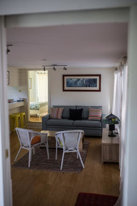 Funky Flat On Acreage - Accommodation Southport 3