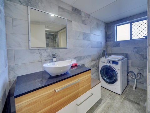 GCHM Beachside Getaway With Netflix & Wi-Fi - Accommodation Southport 3