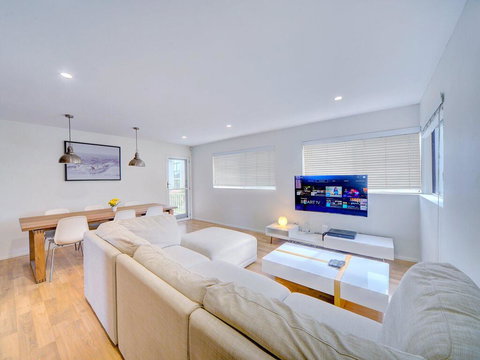 GCHM Beachside Getaway With Netflix & Wi-Fi - Accommodation Southport 0