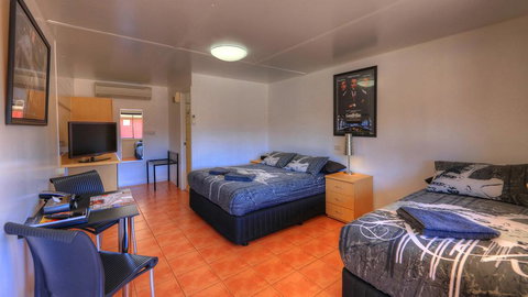 Halls Creek Motel - Accommodation Southport 2