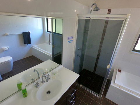 Hartley Hill Top Views - Southport Accommodation 3