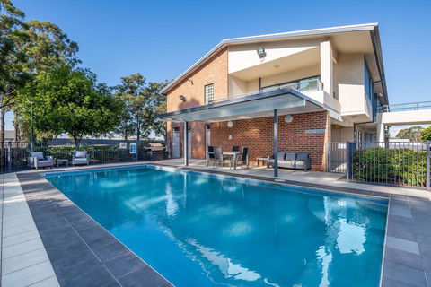 Hawkesbury Race Club Motel - Southport Accommodation 1