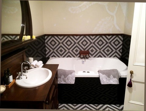 Henrietta's Country House - Southport Accommodation 0