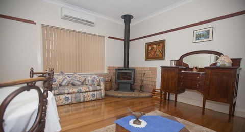 Hillside Cottage - Southport Accommodation 3