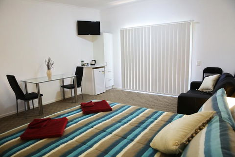 Honeybee - Country Accommodation - Southport Accommodation 0