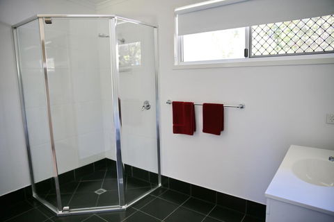 Honeybee - Country Accommodation - Southport Accommodation 3