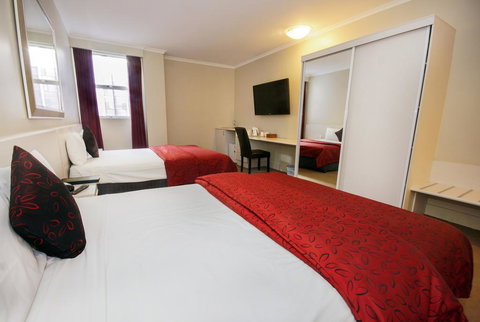 Isa Hotel - Southport Accommodation 2