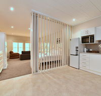King I - you can honestly walk to Bimbadgen and Hope Estate concerts - Southport Accommodation