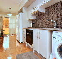King II - you can honestly walk to Bimbadgen and Hope Estate concerts - Southport Accommodation