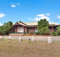 King Retreat Estate - you can honestly walk to Bimbadgen and Hope Estate concerts - Southport Accommodation