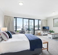 King size studio with water view walk to the city - Southport Accommodation