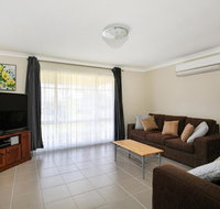Kingfisher - Pet-Friendly - 10 Mins to Hyams Beach - Southport Accommodation