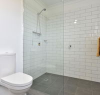 Kinloch Cottage renovated to new on Daisy Hill Vineyard - Southport Accommodation