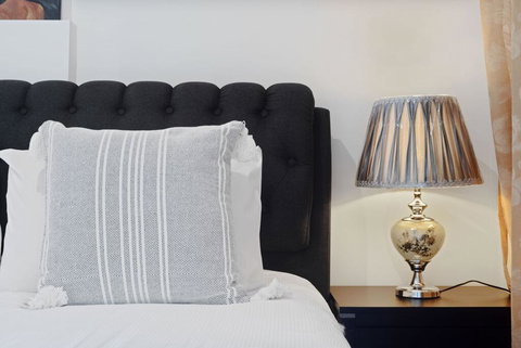 KOZYGURU Belrose Modern Designer 2 Bed + FREE Parking - Accommodation Southport 1