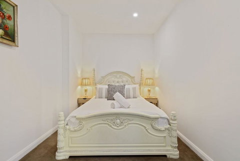 KOZYGURU Belrose Modern Designer 2 Bed + FREE Parking - Accommodation Southport 2