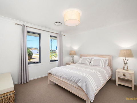 Lakeside Luxury - 13 Lake Street - Southport Accommodation 3