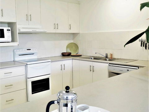Lawson Beachfront - Southport Accommodation 3